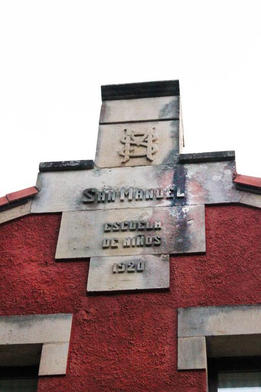 Escuelas De Fuentes Villaviciosa  Exterior photo